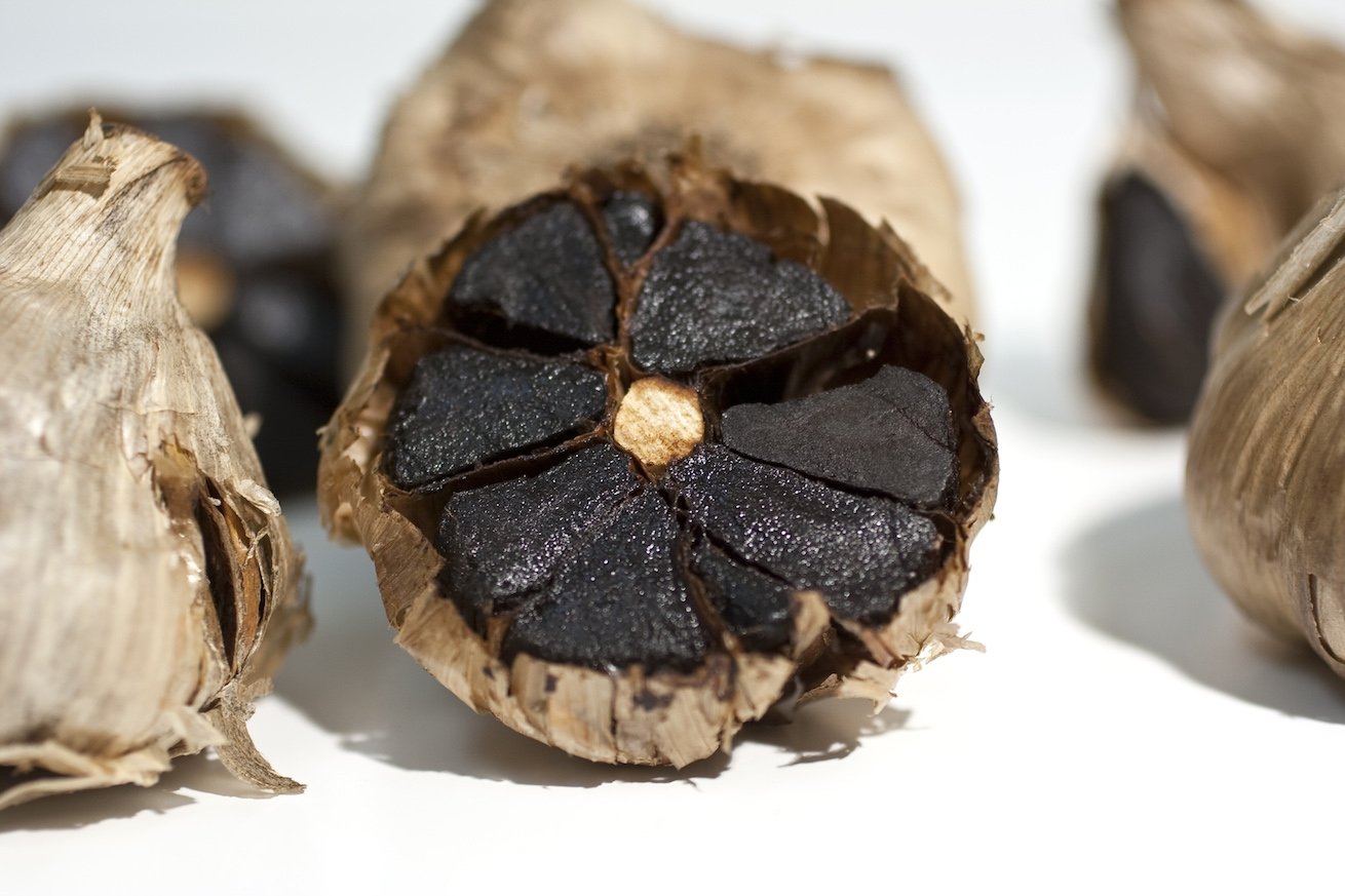 Ricetta “Ukraina Free” con aglio nero, patate e salvia