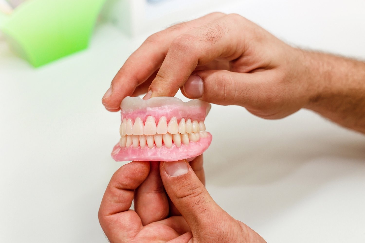 Basta dentiere mobili ormai obsolete: ecco l’alternativa