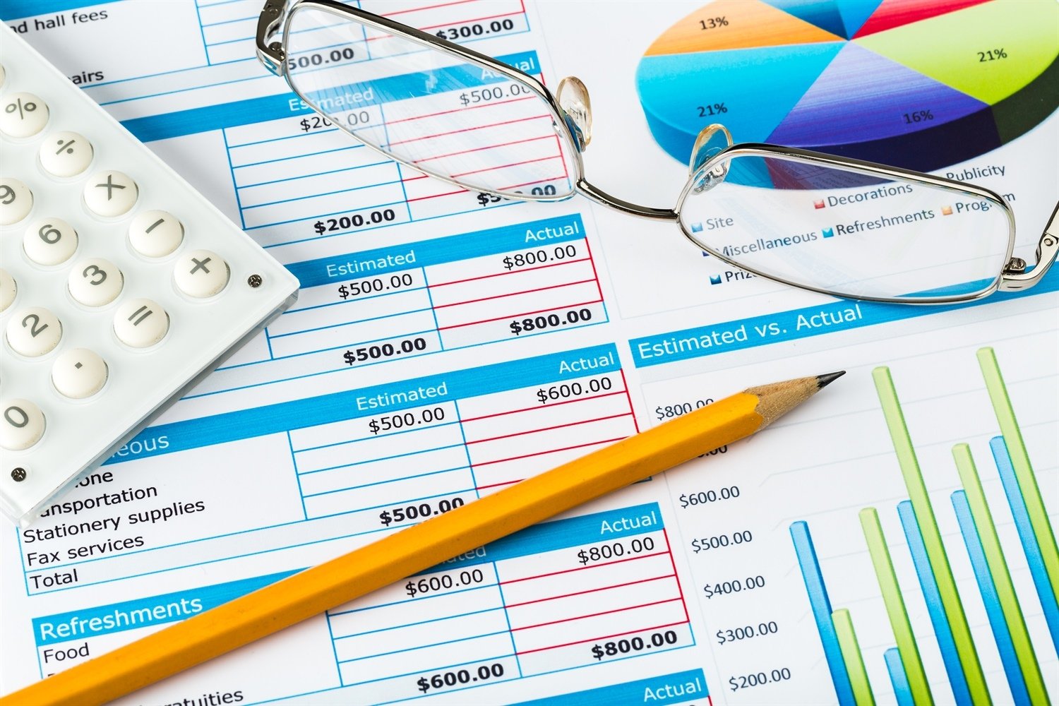 Foglio di calcolo Excel aperto sullo schermo con tabelle e grafici per la gestione dei dati