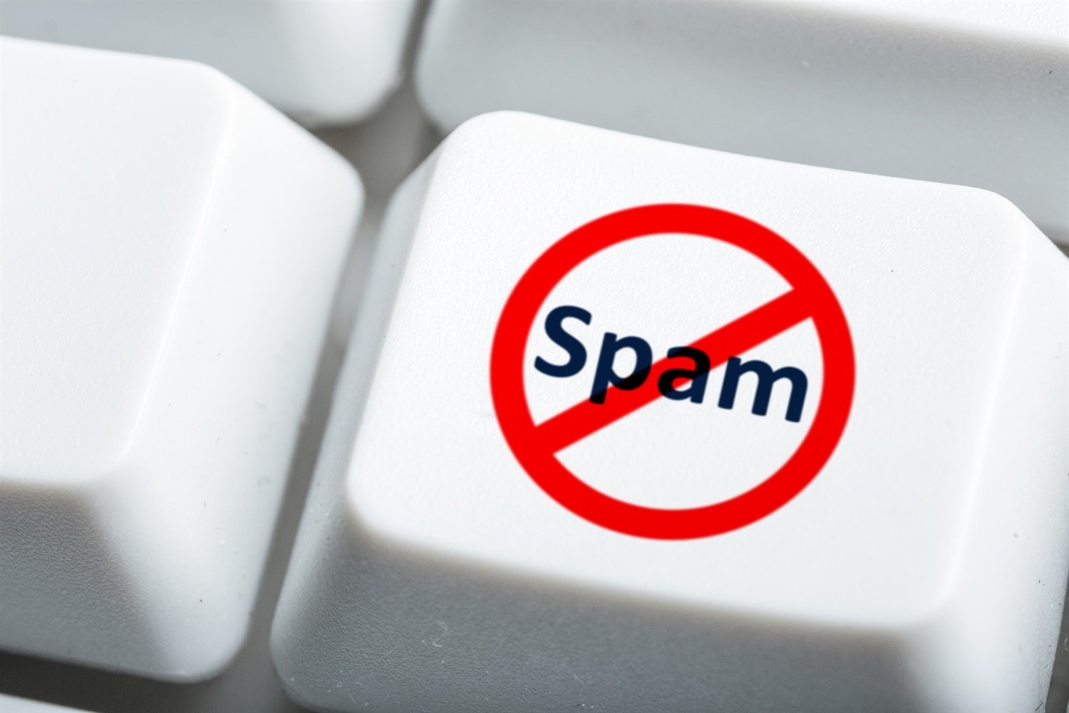 Casella di posta elettronica piena di messaggi spam e posta indesiderata da filtrare