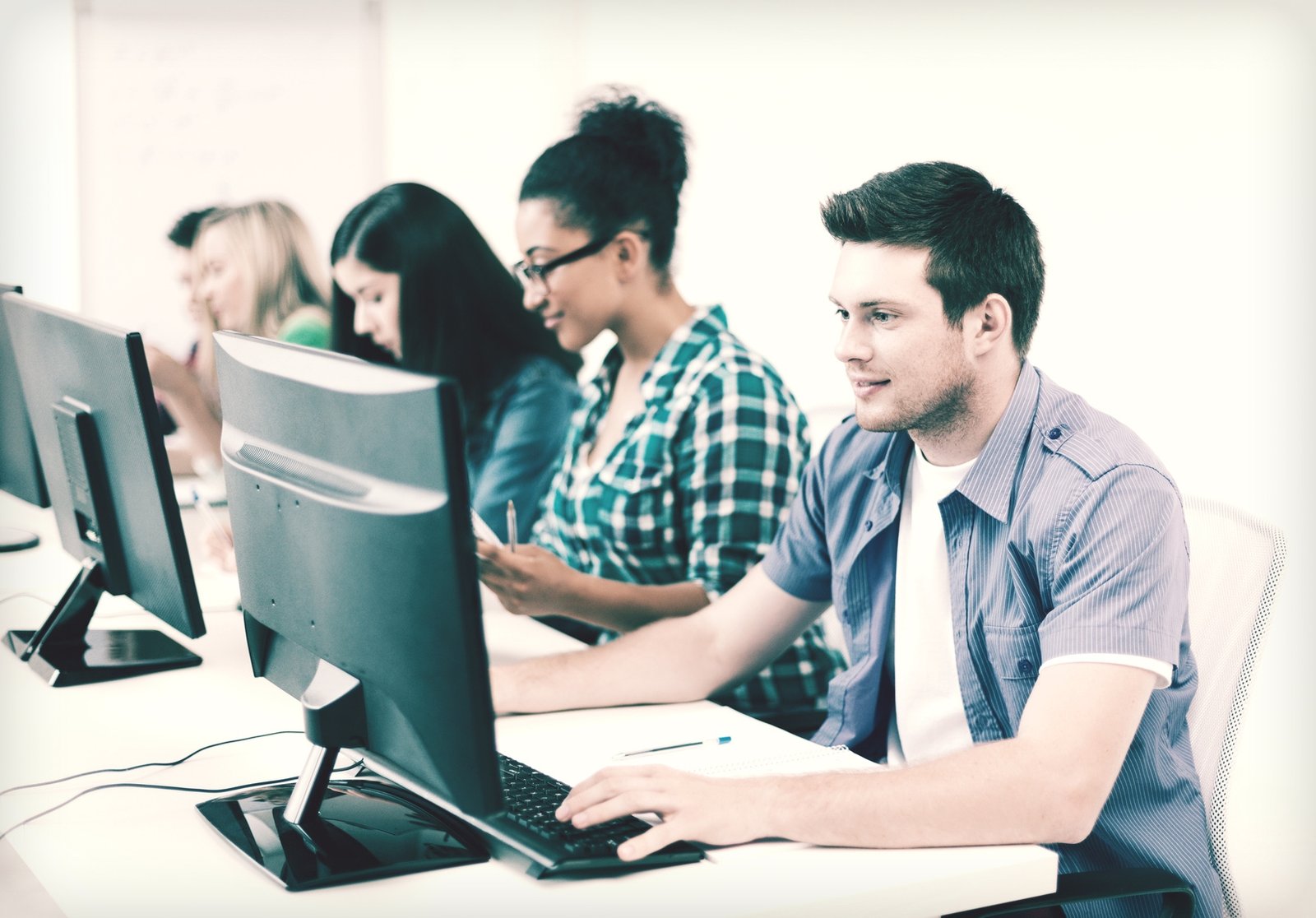 Persona in difficoltà davanti al computer: gli italiani arretrati in informatica e la formazione che manca