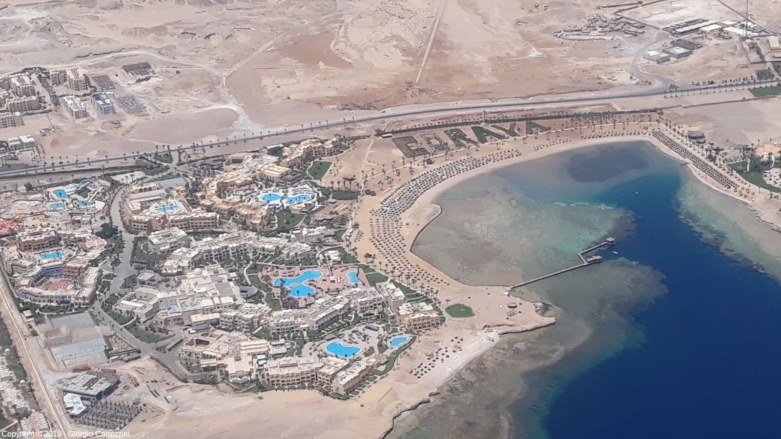 Spiaggia e barriera corallina del Mar Rosso a Marsa Alam, meta di vacanze relax in Egitto
